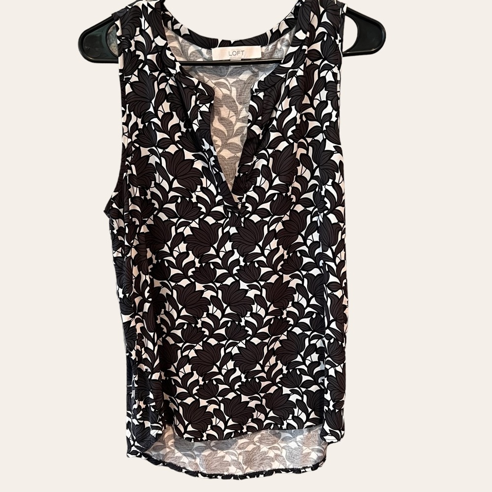 Loft | Gray and White Floral V Neck Tank Top | Size M